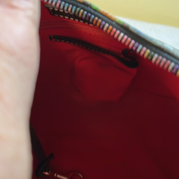 Bag Dooney and Bourke Multicolor fabric outside, red fabric inside keyring NWOT - Picture 8 of 9